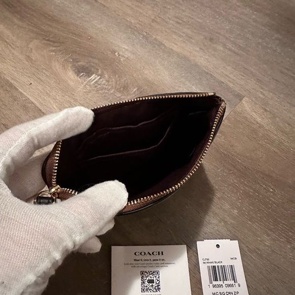 Coach Signature Wristlet NWT - Picture 5 of 5